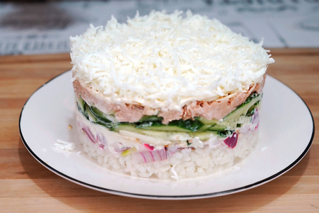 Фото к рецепту: Салат с тунцом и рисом