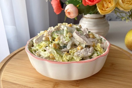 Фото к рецепту: Салат с курицей и пекинской капустой