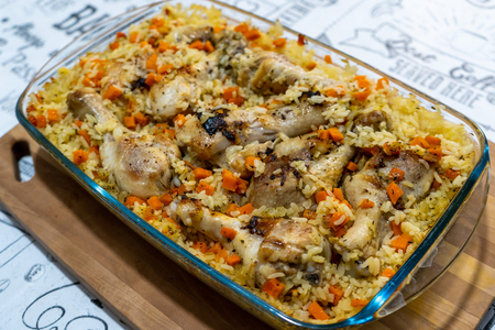 Фото к рецепту: Курица с рисом в духовке