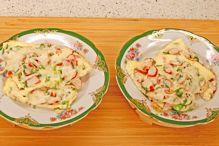 Фото к рецепту: Вкусный омлет с начинкой из сыра, зелёного лука и крабовых палочек