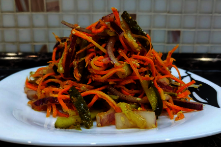 Фото к рецепту: Салат с солёными огурцами