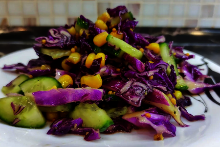 Фото к рецепту: Хрустящий салат с красной капустой