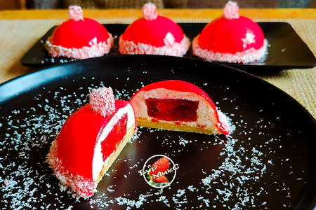 Фото к рецепту: Муссовые пирожные «красная шапочка»