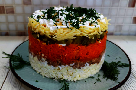 Фото к рецепту: Слоённый салат с тунцом