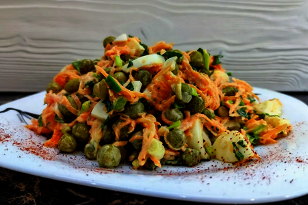 Фото к рецепту: Салат с морковь и горошком