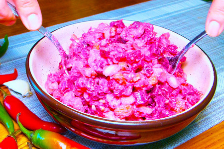 Фото к рецепту: Салат из свеклы с селедкой