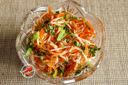 Фото к рецепту: Старорусский салат из репы с морковью и редькой