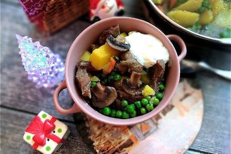 Фото к рецепту: Тушёная говядина со свежим зелёным горошком
