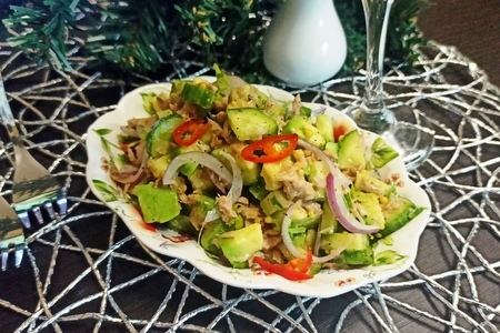 Фото к рецепту: Салат с авокадо и тунцом