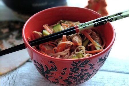 Фото к рецепту: Салат с рисовой лапшой, курицей и овощами