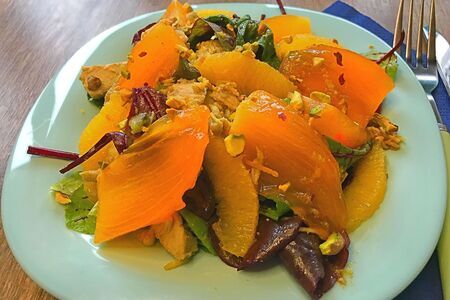 Фото к рецепту: Салат с хурмой и апельсином