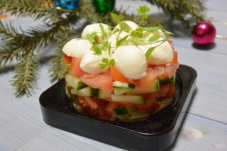Фото к рецепту: Салат с моцареллой, помидорами и огурцами