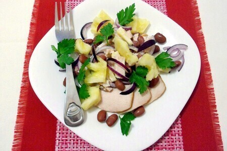 Фото к рецепту: Салат с курицей, ананасом и красной фасолью