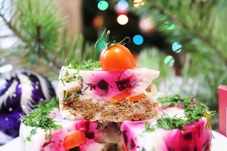 Фото к рецепту: Закусочный торт-желе с селёдкой