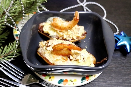 Фото к рецепту: Груша с креветками и сыром бри