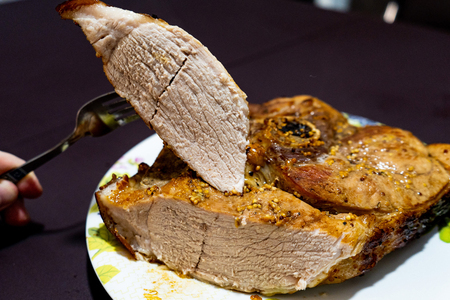 Фото к рецепту: Мясо запеченное в духовке в горчично-медовом маринаде
