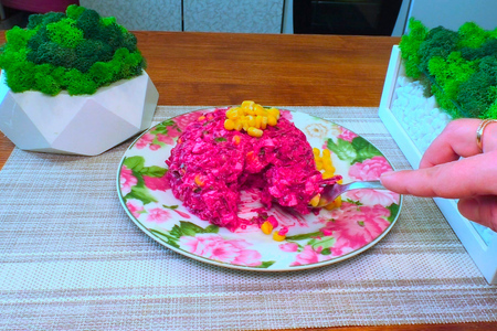 Фото к рецепту: Салат из свеклы с кукурузой