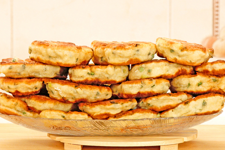 Фото к рецепту: Картофельные лепёшки с луком, жареные на сковороде