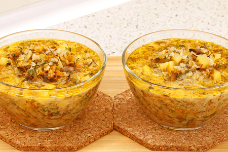 Фото к рецепту: Гречневый суп с сыром, грибами, картошкой, зеленью и чесноком