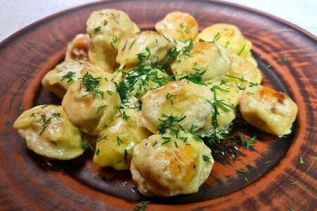 Фото к рецепту: Жареные пельмени со сметаной и сыром в сковороде