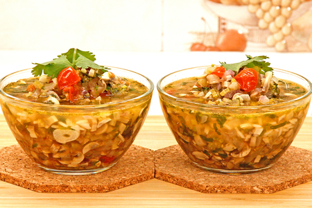 Фото к рецепту: А-ля тайский суп с кинзой, рисом и грибами