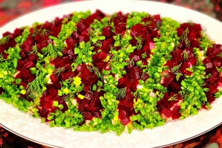 Фото к рецепту: Салат с сельдью и свеклой