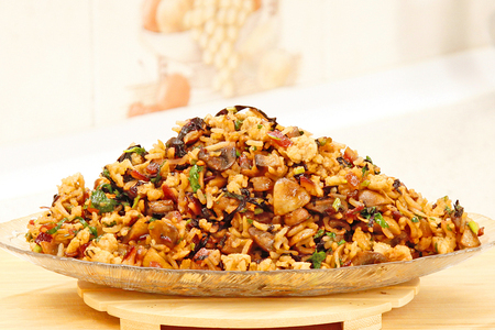 Фото к рецепту: Азиатский рис с грибами, фаршем, чесноком, соевым соусом и соком лайма