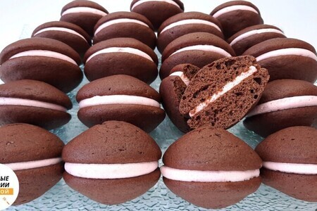 Фото к рецепту: Шоколадное печенье с клубничным суфле