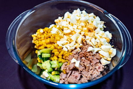 Фото к рецепту: Салат с тунцом и кукурузой 