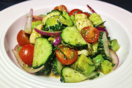 Фото к рецепту: Лёгкий салат с огурцом, авокадо и моцареллой