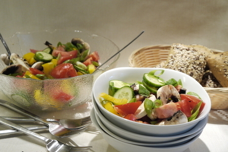 Фото к рецепту: Французский салат с сырыми шампиньонами