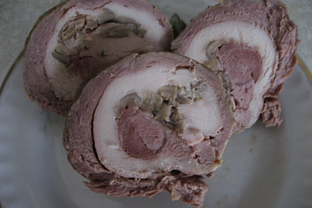 Фото к рецепту: Свинной(говяжий) рулет с куриной грудкой и грибами