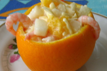 Фото к рецепту: Груша с креветками в апельсине