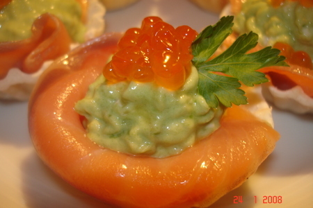 Фото к рецепту: Закуска "любимая" из авокадо с лососем и икрой