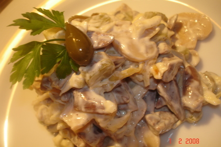 Фото к рецепту: Салатик из куриных сердечек с грибами и корнишонами