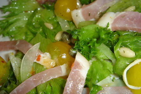 Фото к рецепту: Салат с сырокопченой ветчиной