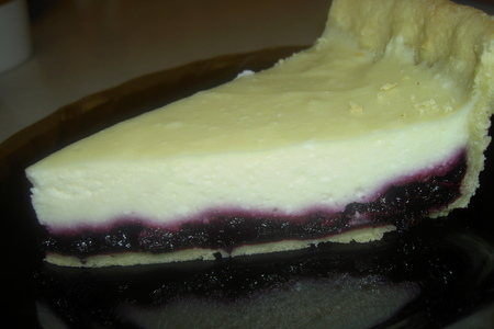Фото к рецепту: Открытый пирог с черникой и творогом