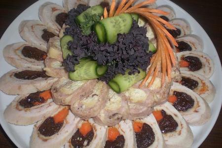 Фото к рецепту: Рулет из куриного филе с черносливом и морковью.