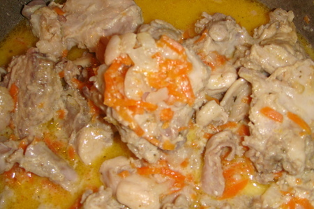 Фото к рецепту: Кролик тушеный  в сметанном соусе