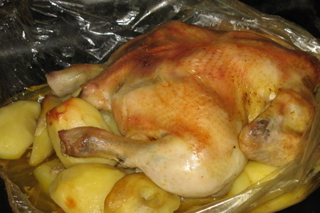 Фото к рецепту: Курица с картошкой запеченая в рукаве