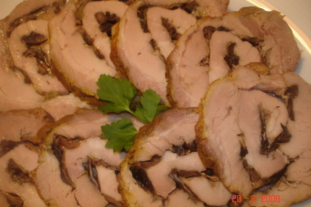 Фото к рецепту: Свиной рулет с грибами и каперсами