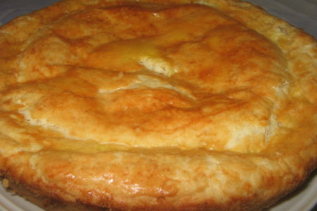 Фото к рецепту: Пирог  с начинкой из плавленных сырков.