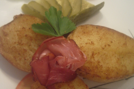 Фото к рецепту: Молодой картофель в лёгкой панировке.