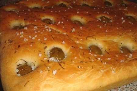 Фото к рецепту: Фокачча с оливками и тимьяном