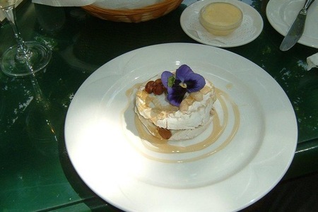Фото к рецепту: Десерт из сыра маскарпоне с фруктами и кремом шантильи.