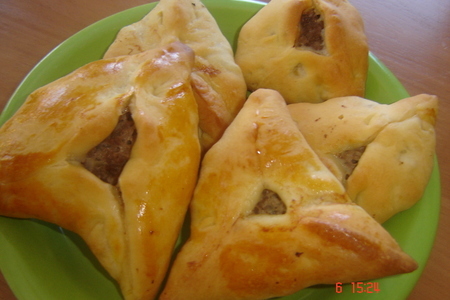 Фото к рецепту: Треугольные вкусняшки, капустный пирог и булочки с кунжутом