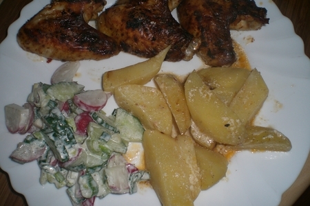 Фото к рецепту: Крылышки с картофелем в сметане,салат  с редиски и огурца в сметанном  соусе