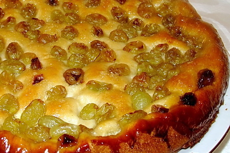 Фото к рецепту: Пирог с виноградом
