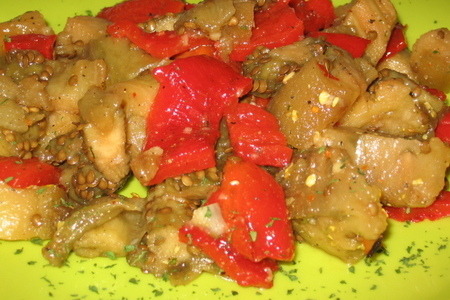 Фото к рецепту: Салат из печёного перца и баклажан