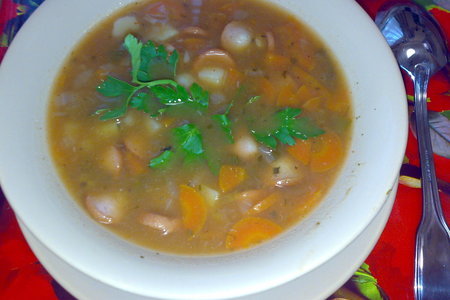 Густой овощной суп с сосисками и фасолью.